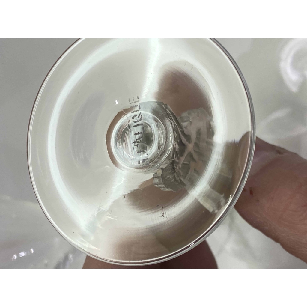 Suite de Huit 8 Verres à Madère "Strasbourg" verre blanc patiné gris de René LALIQUE 12.8cm