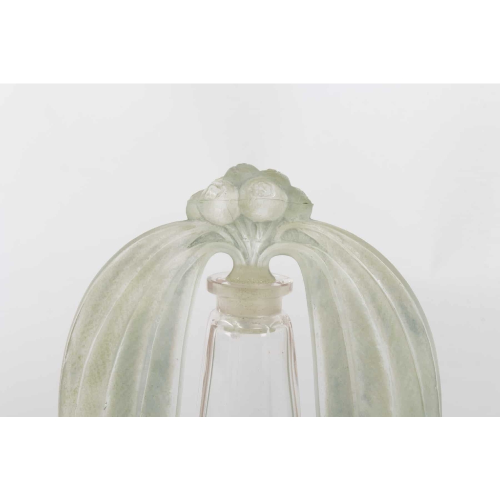 Flacon tiare « Eucalyptus » verre blanc patiné vert clair de René LALIQUE | Biron Flacon tiare « Eucalyptus » verre blanc patiné vert clair de René LALIQUE