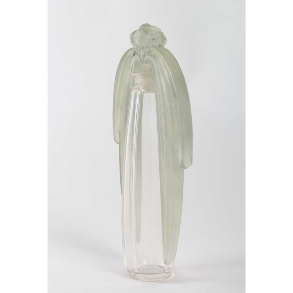 Flacon tiare « Eucalyptus » verre blanc patiné vert clair de René LALIQUE | Biron Flacon tiare « Eucalyptus » verre blanc patiné vert clair de René LALIQUE