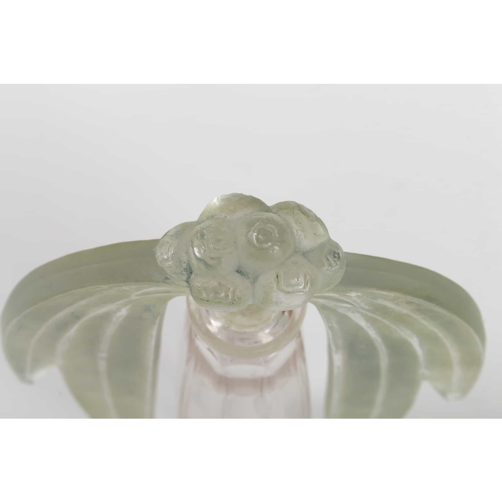 Flacon tiare « Eucalyptus » verre blanc patiné vert clair de René LALIQUE | Biron Flacon tiare « Eucalyptus » verre blanc patiné vert clair de René LALIQUE