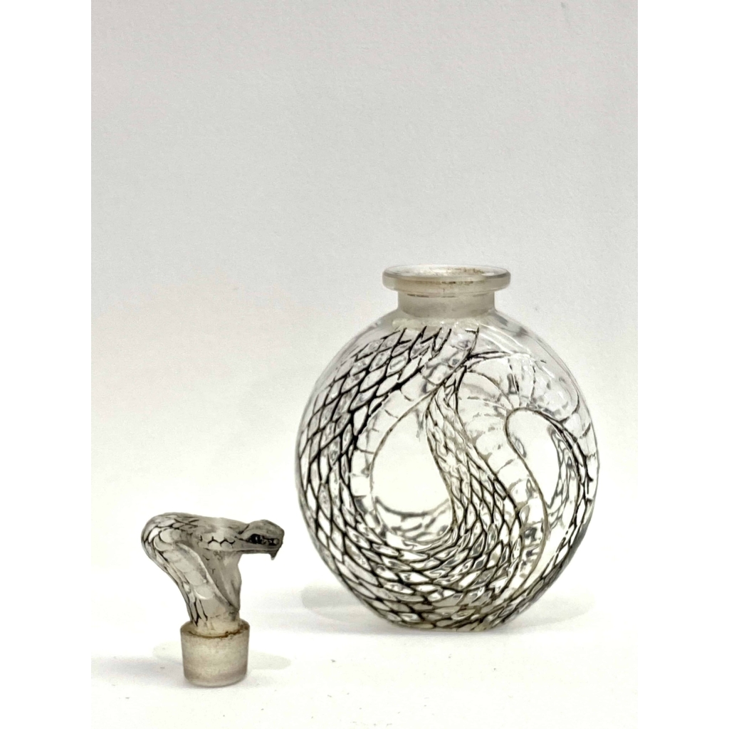 Flacon « Serpent » verre blanc patiné noir de René LALIQUE | Biron Flacon "Serpent" verre blanc patiné noir de René LALIQUE