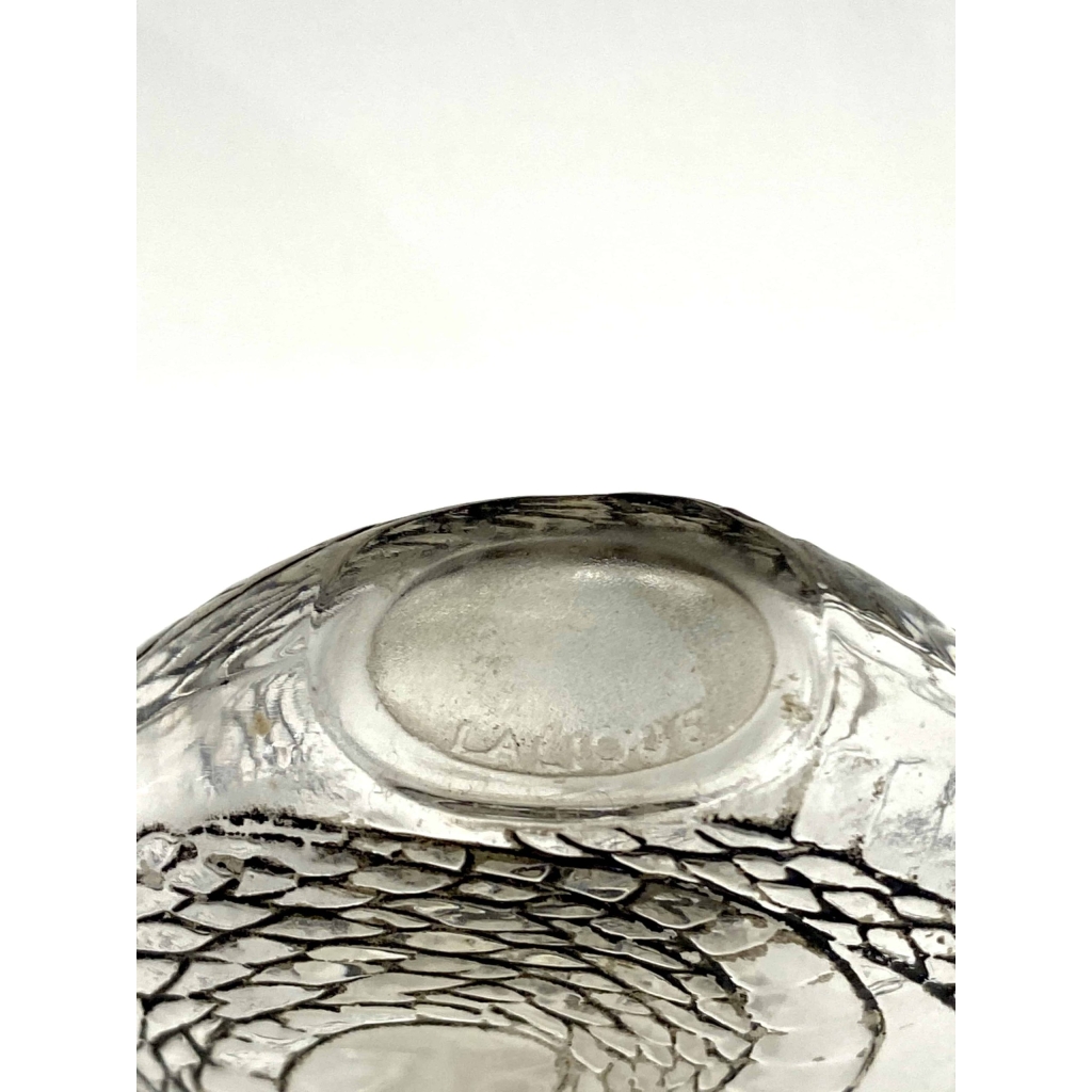 Flacon « Serpent » verre blanc patiné noir de René LALIQUE | Biron Flacon "Serpent" verre blanc patiné noir de René LALIQUE