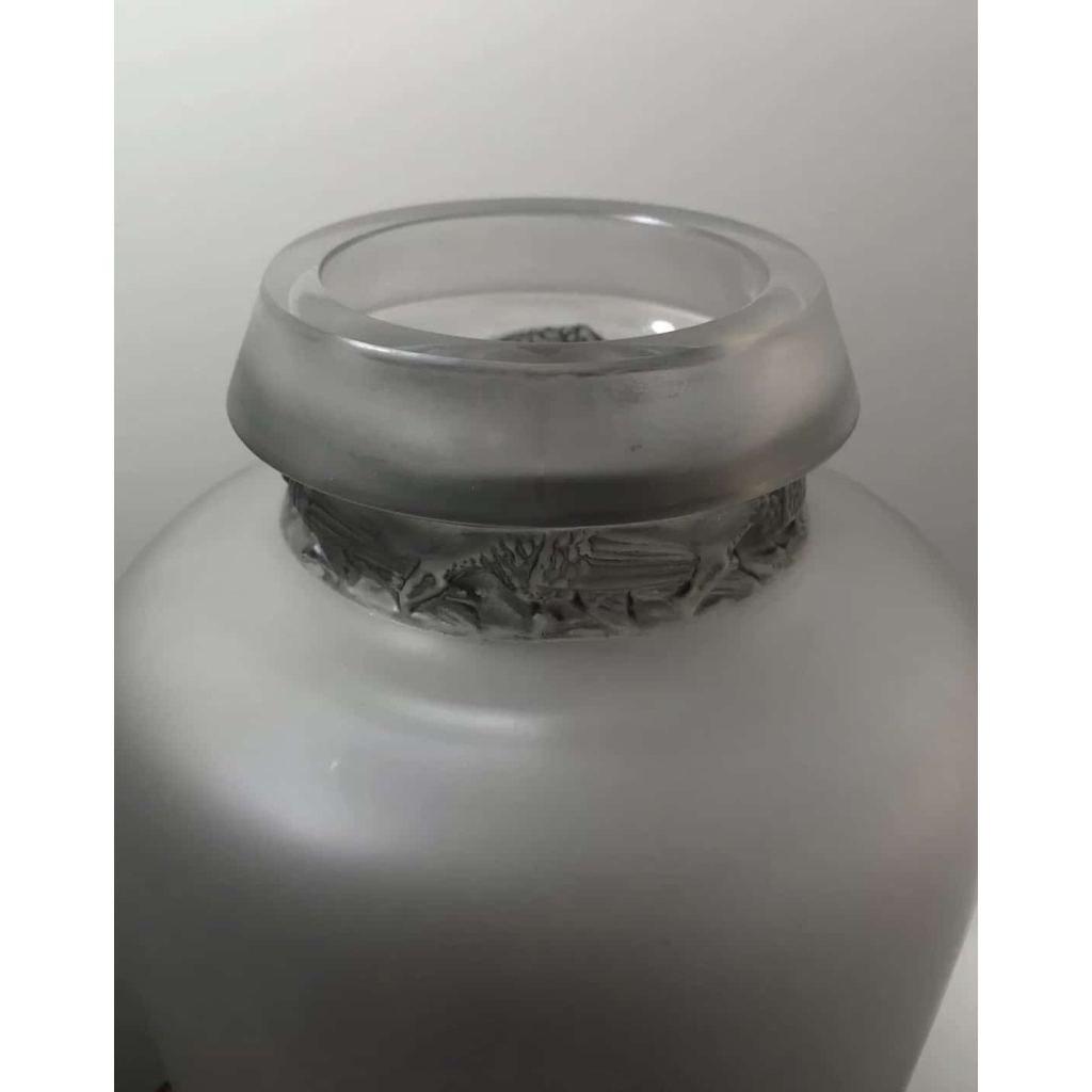 Vase « Frise Aigles » verre blanc patiné gris de René LALIQUE | Biron Vase "Frise Aigles" verre blanc patiné gris de René LALIQUE