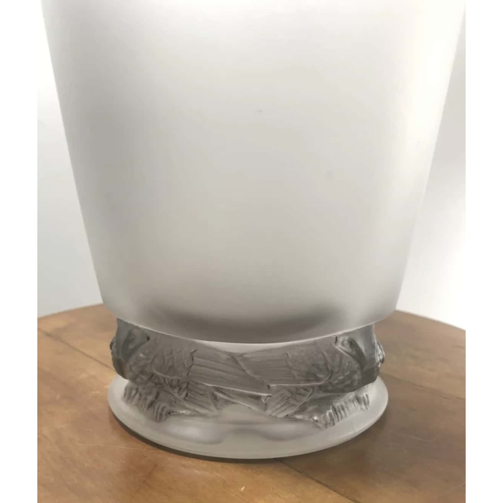 Vase « Frise Aigles » verre blanc patiné gris de René LALIQUE | Biron Vase "Frise Aigles" verre blanc patiné gris de René LALIQUE