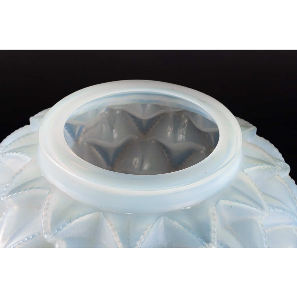 Vase « Languedoc » verre opalescent de René LALIQUE | Biron Vase « Languedoc » verre opalescent de René LALIQUE