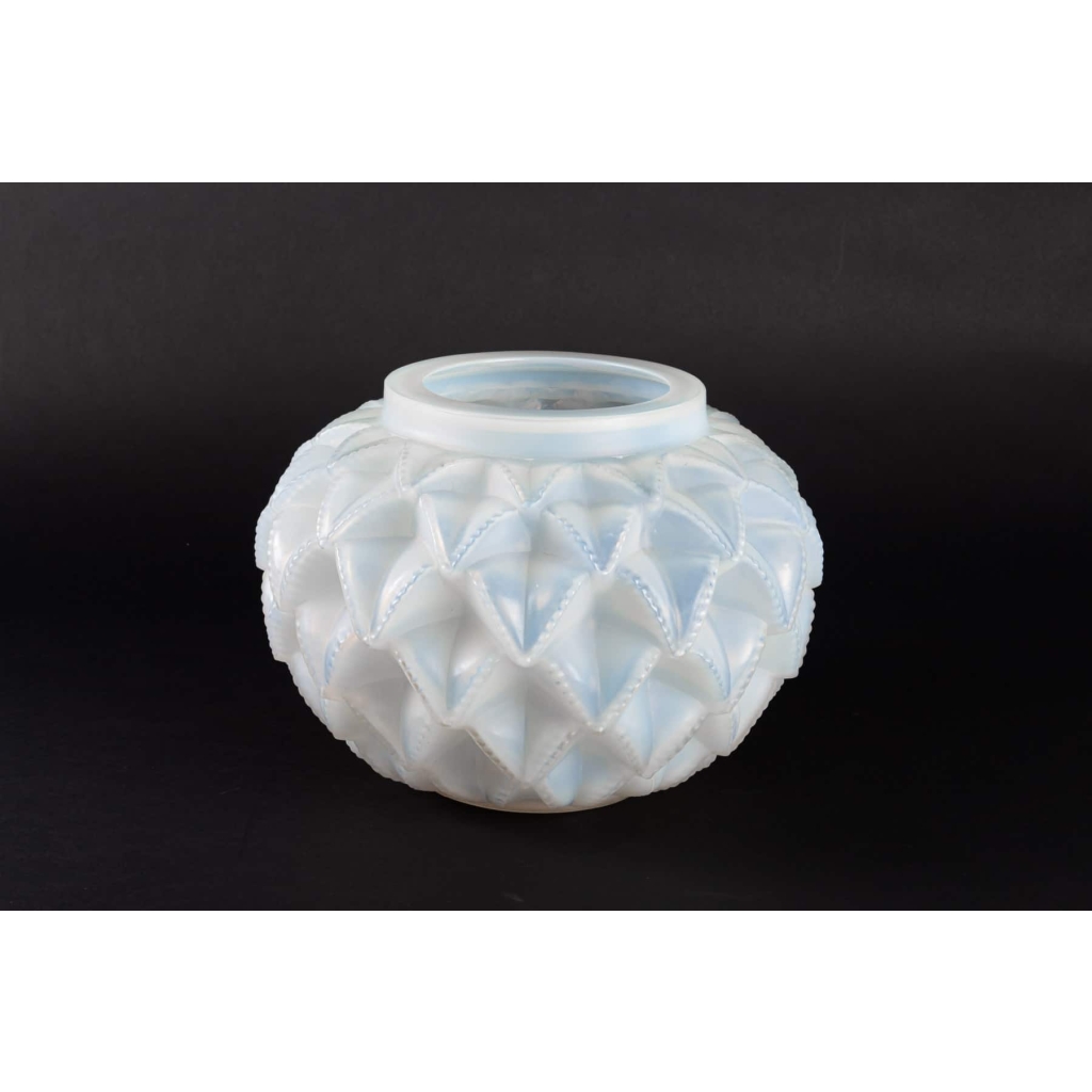 Vase « Languedoc » verre opalescent de René LALIQUE | Biron Vase « Languedoc » verre opalescent de René LALIQUE