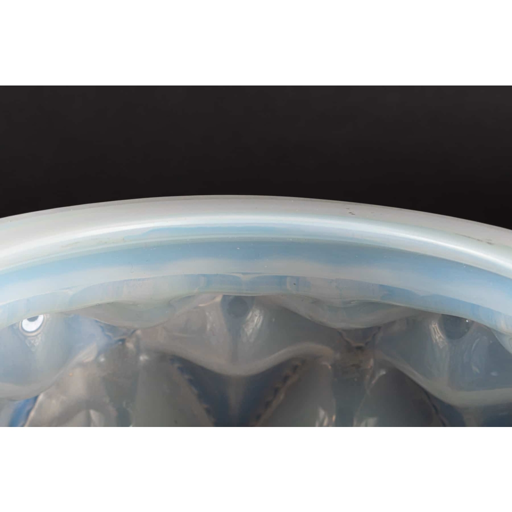 Vase « Languedoc » verre opalescent de René LALIQUE | Biron Vase « Languedoc » verre opalescent de René LALIQUE