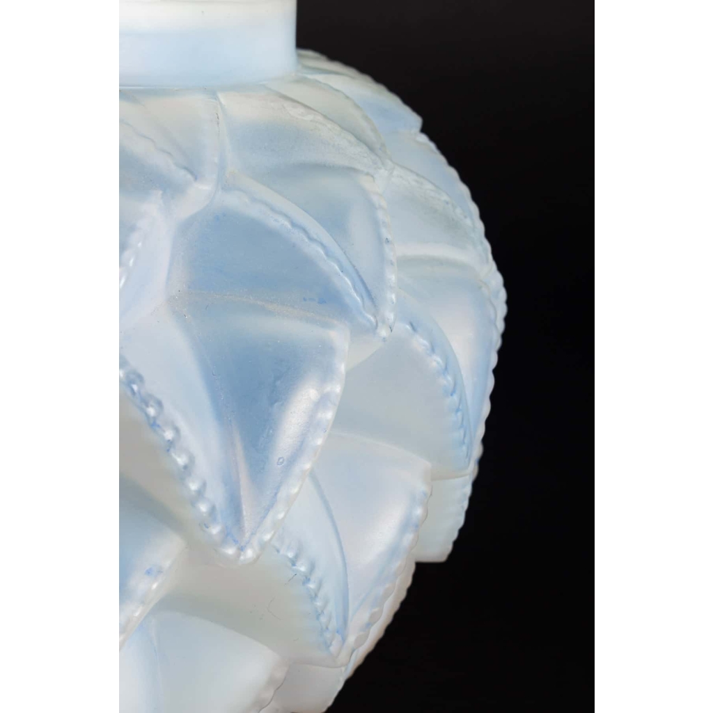 Vase « Languedoc » verre opalescent de René LALIQUE | Biron Vase « Languedoc » verre opalescent de René LALIQUE