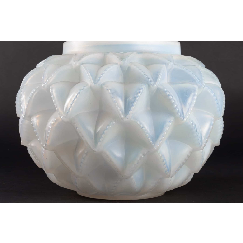 Vase « Languedoc » verre opalescent de René LALIQUE | Biron Vase « Languedoc » verre opalescent de René LALIQUE