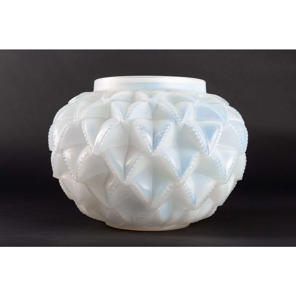 Vase « Languedoc » verre opalescent de René LALIQUE | Biron Vase « Languedoc » verre opalescent de René LALIQUE