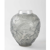 Vase « Archers » verre blanc patiné bleu de René LALIQUE | Biron Vase "Archers" verre blanc patiné bleu de René LALIQUE
