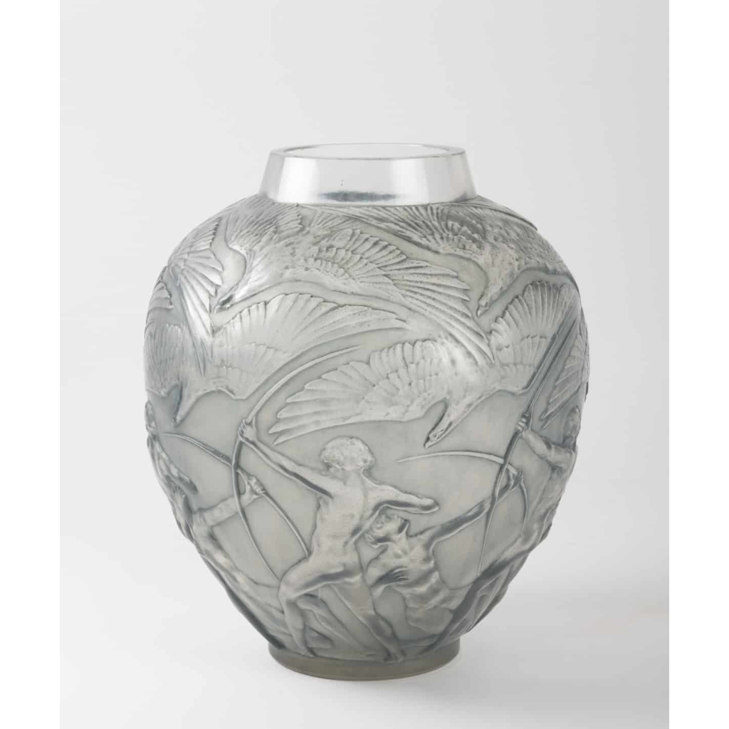 Vase « Archers » verre blanc patiné bleu de René LALIQUE | Biron Vase "Archers" verre blanc patiné bleu de René LALIQUE
