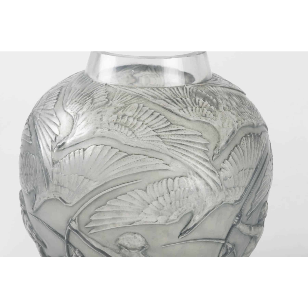 Vase « Archers » verre blanc patiné bleu de René LALIQUE | Biron Vase "Archers" verre blanc patiné bleu de René LALIQUE