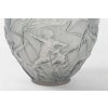 Vase « Archers » verre blanc patiné bleu de René LALIQUE | Biron Vase "Archers" verre blanc patiné bleu de René LALIQUE