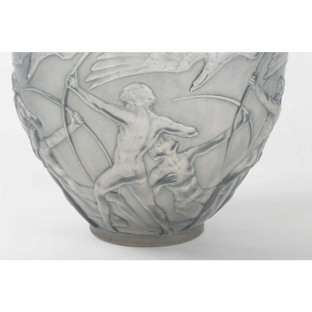 Vase « Archers » verre blanc patiné bleu de René LALIQUE | Biron Vase "Archers" verre blanc patiné bleu de René LALIQUE