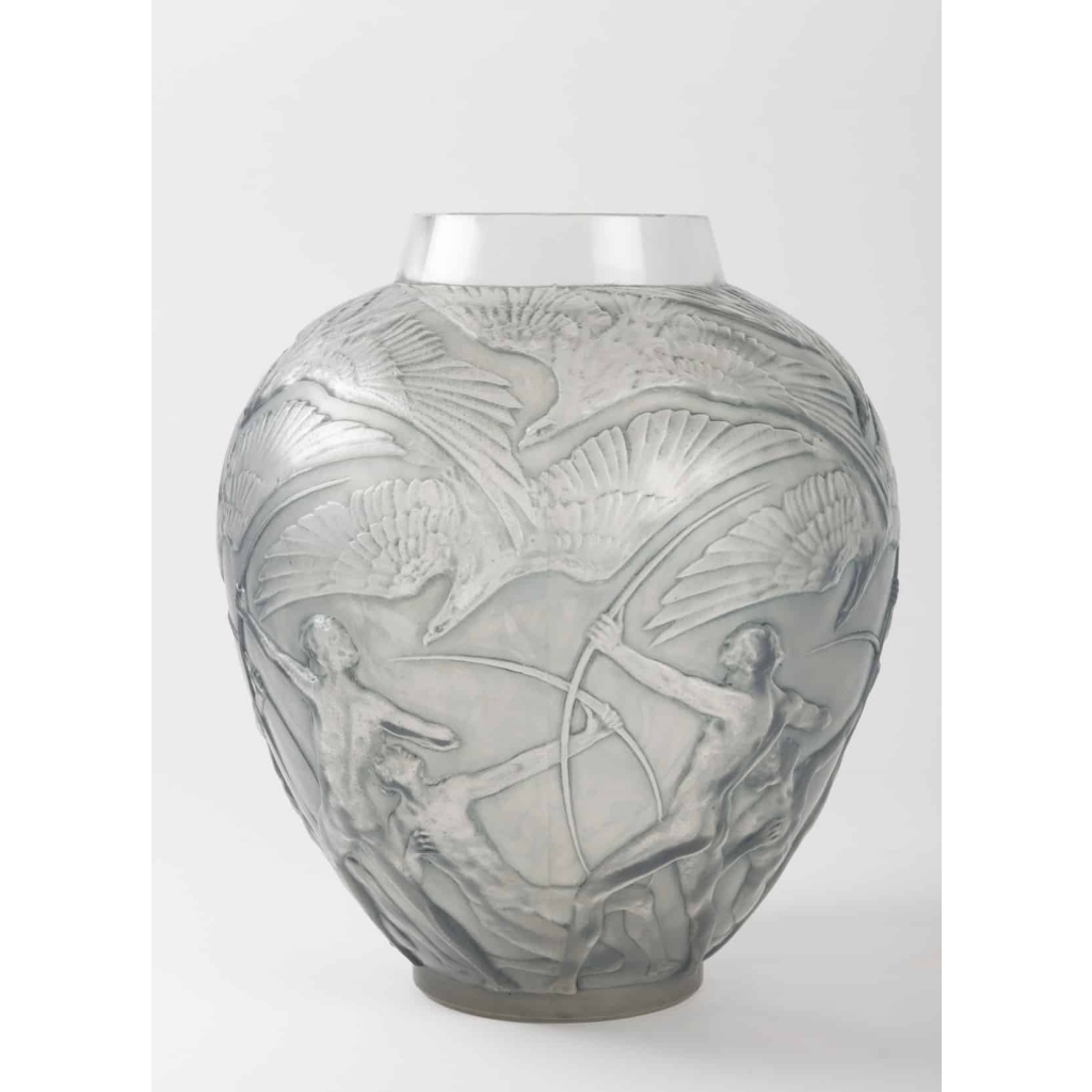 Vase « Archers » verre blanc patiné bleu de René LALIQUE | Biron Vase "Archers" verre blanc patiné bleu de René LALIQUE