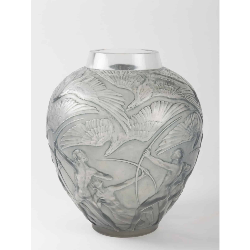 Vase « Archers » verre blanc patiné bleu de René LALIQUE | Biron Vase "Archers" verre blanc patiné bleu de René LALIQUE
