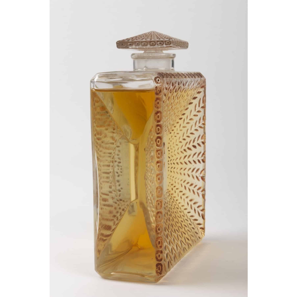 Flacon « La Belle Saison » verre blanc patiné sépia de René LALIQUE pour Houbigaut | Biron Flacon "La Belle Saison" verre blanc patiné sépia de René LALIQUE pour Houbigaut