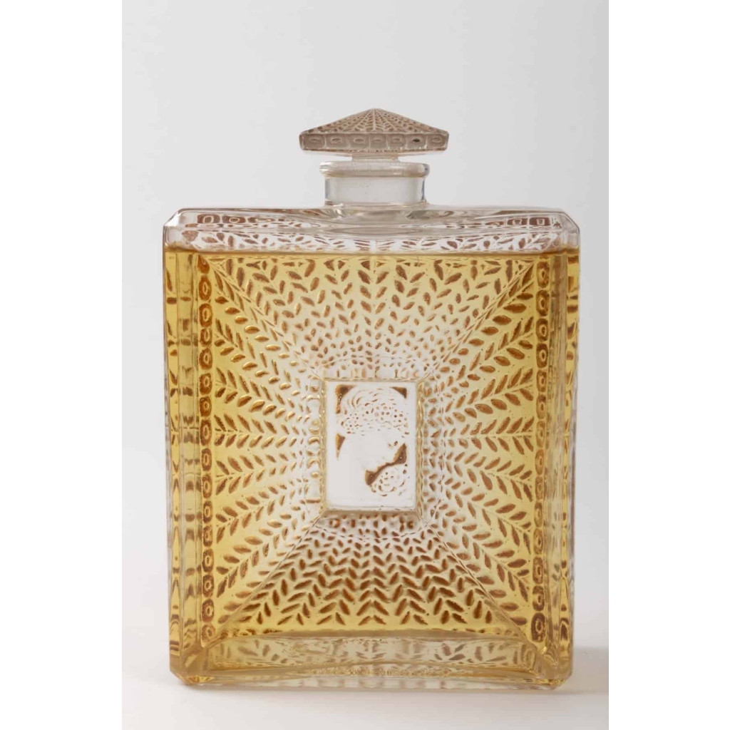 Flacon « La Belle Saison » verre blanc patiné sépia de René LALIQUE pour Houbigaut | Biron Flacon "La Belle Saison" verre blanc patiné sépia de René LALIQUE pour Houbigaut