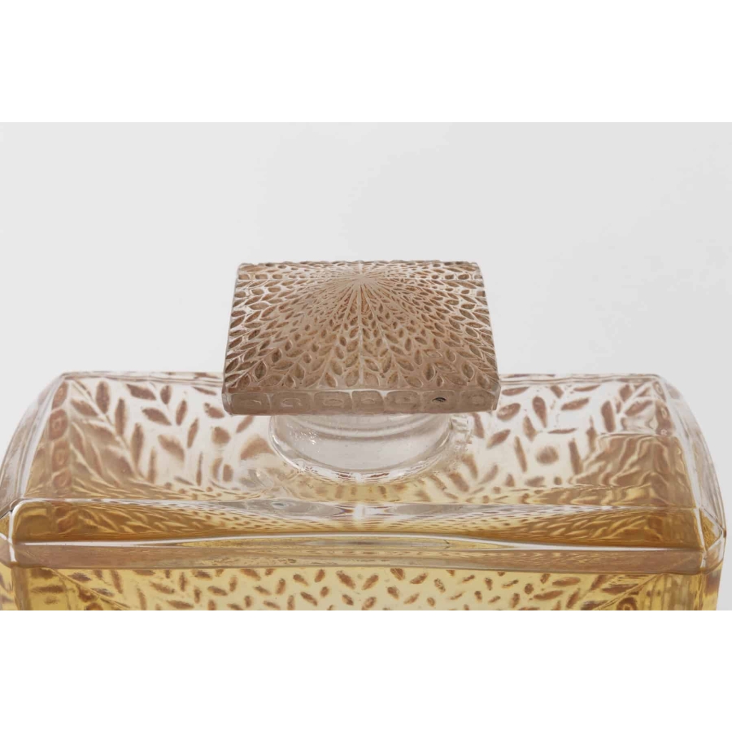 Flacon « La Belle Saison » verre blanc patiné sépia de René LALIQUE pour Houbigaut | Biron Flacon "La Belle Saison" verre blanc patiné sépia de René LALIQUE pour Houbigaut