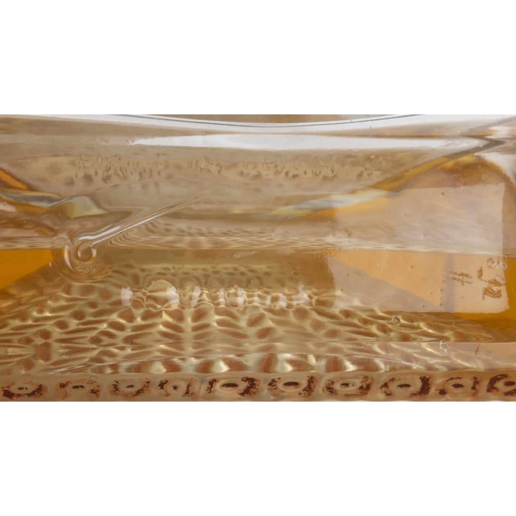 Flacon « La Belle Saison » verre blanc patiné sépia de René LALIQUE pour Houbigaut | Biron Flacon "La Belle Saison" verre blanc patiné sépia de René LALIQUE pour Houbigaut