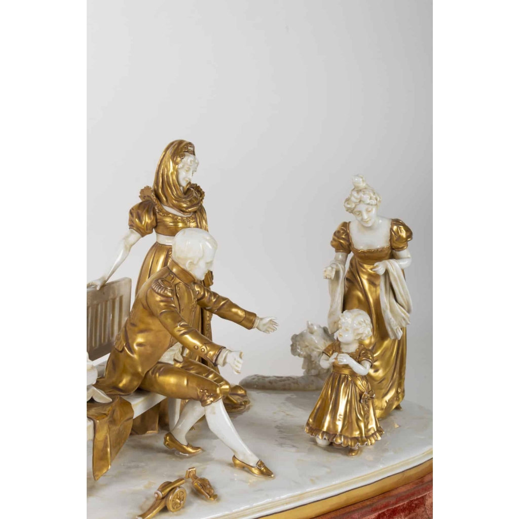 Groupe :Napoléon Ier et ses proches (porcelaine blanche et or )19e siècle | Biron Groupe :Napoléon Ier et ses proches (porcelaine blanche et or )19e siècle