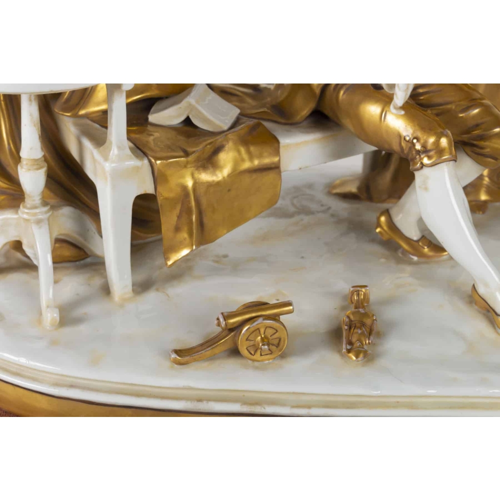 Groupe :Napoléon Ier et ses proches (porcelaine blanche et or )19e siècle | Biron Groupe :Napoléon Ier et ses proches (porcelaine blanche et or )19e siècle