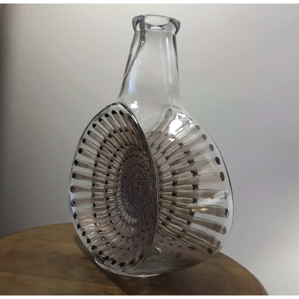 Carafe « Reine Marguerite » verre blanc émaillé marron patiné sépia de René LALIQUE | Biron Carafe "Reine Marguerite" verre blanc émaillé marron patiné sépia de René LALIQUE
