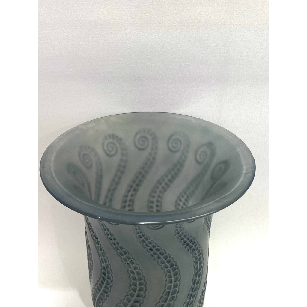 Vase « Méduse » verre blanc patiné bleu de René LALIQUE | Biron Vase "Méduse" verre blanc patiné bleu de René LALIQUE