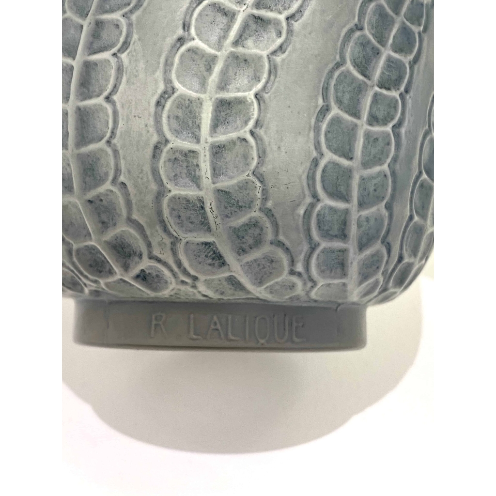 Vase « Méduse » verre blanc patiné bleu de René LALIQUE | Biron Vase "Méduse" verre blanc patiné bleu de René LALIQUE