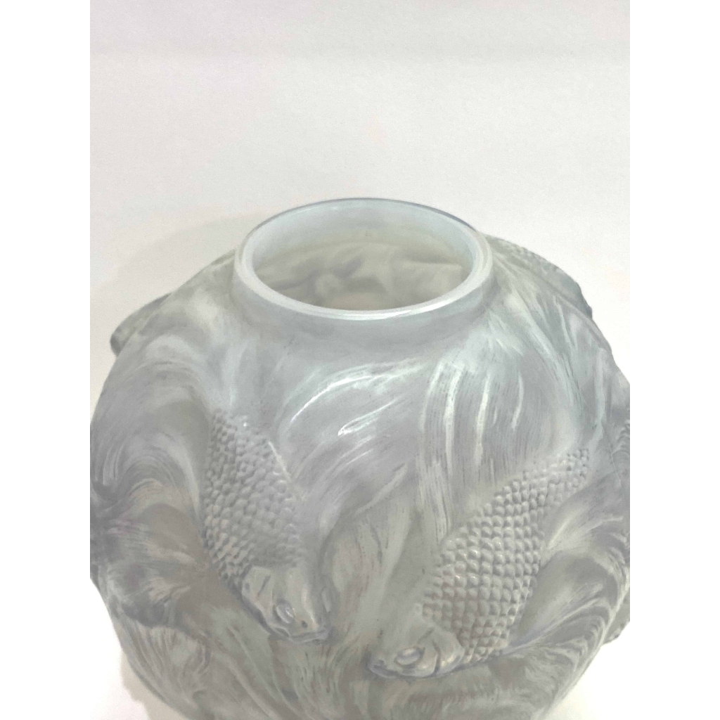 Vase « Formose » verre opalescent double couche patiné gris de René LALIQUE | Biron Vase "Formose" verre opalescent double couche patiné gris de René LALIQUE