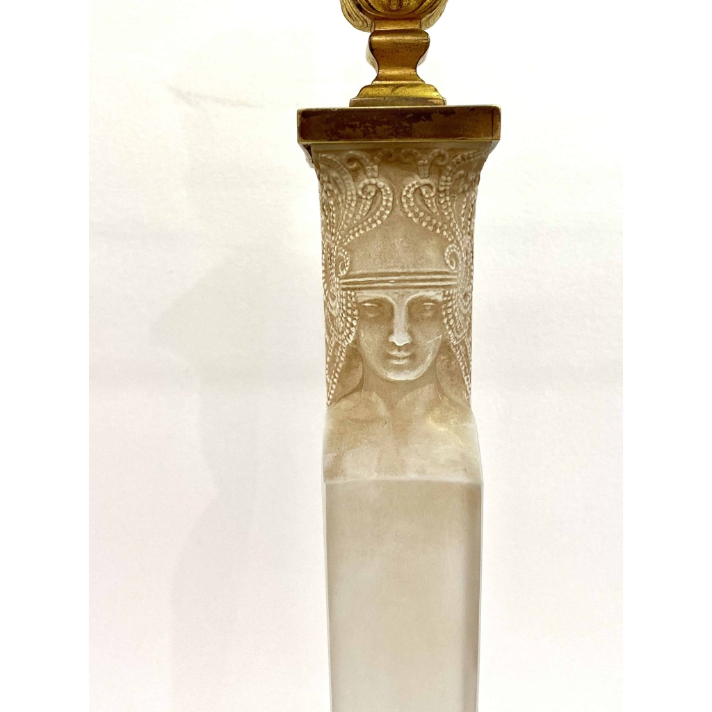 Chandelier Bougeoir « Cariatide » verre blanc patiné sépia de René LALIQUE | Biron Chandelier Bougeoir "Cariatide" verre blanc patiné sépia de René LALIQUE