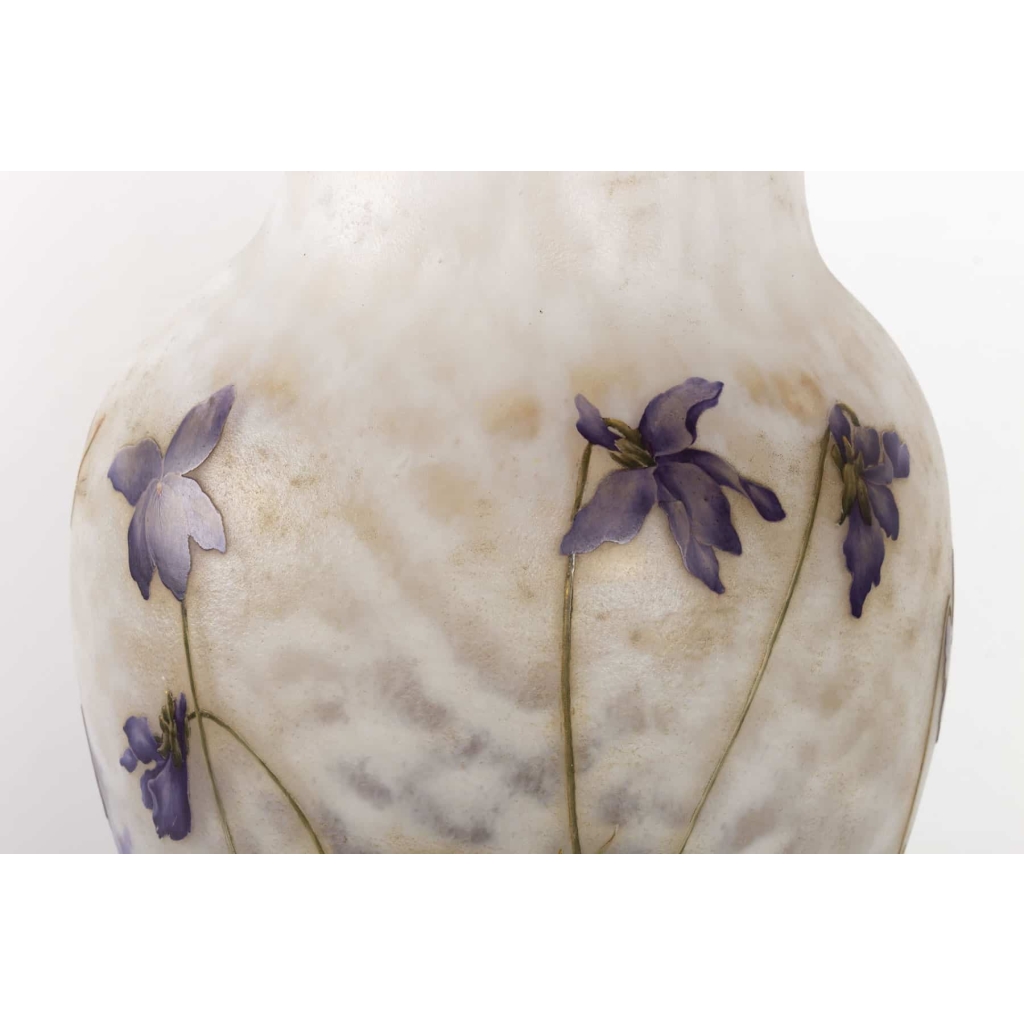 Grand Vase aux violettes, papillon et libellule DAUM Nancy | Biron Grand Vase aux violettes, papillon et libellule DAUM Nancy