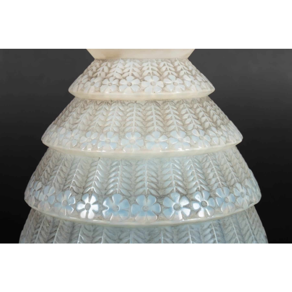 Vase « Ferrières » verre opalescent patiné gris de René LALIQUE