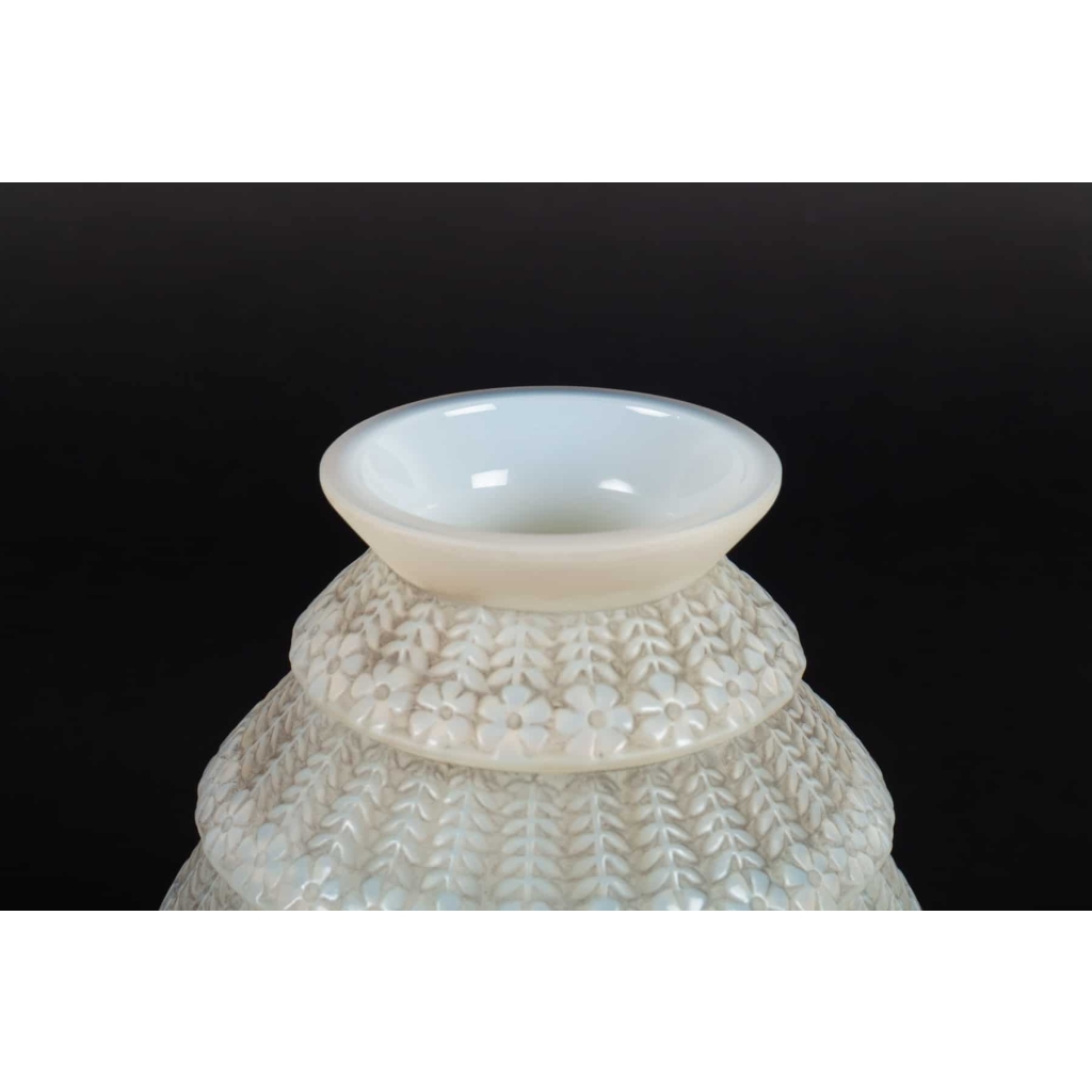 Vase « Ferrières » verre opalescent patiné gris de René LALIQUE