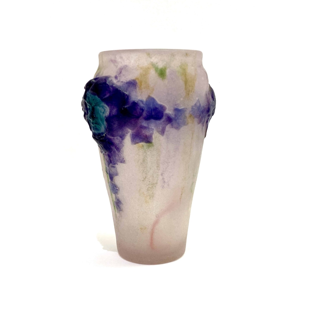 Vase « Masques » pâte de verre violette, turquoise et blanche de Gabriel ARGY-ROUSSEAU | Biron Vase "Masques" pâte de verre violette, turquoise et blanche de Gabriel ARGY-ROUSSEAU
