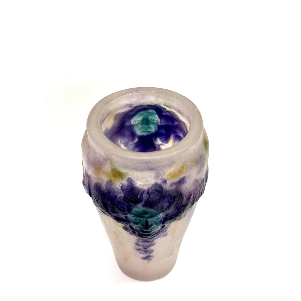 Vase « Masques » pâte de verre violette, turquoise et blanche de Gabriel ARGY-ROUSSEAU | Biron Vase "Masques" pâte de verre violette, turquoise et blanche de Gabriel ARGY-ROUSSEAU