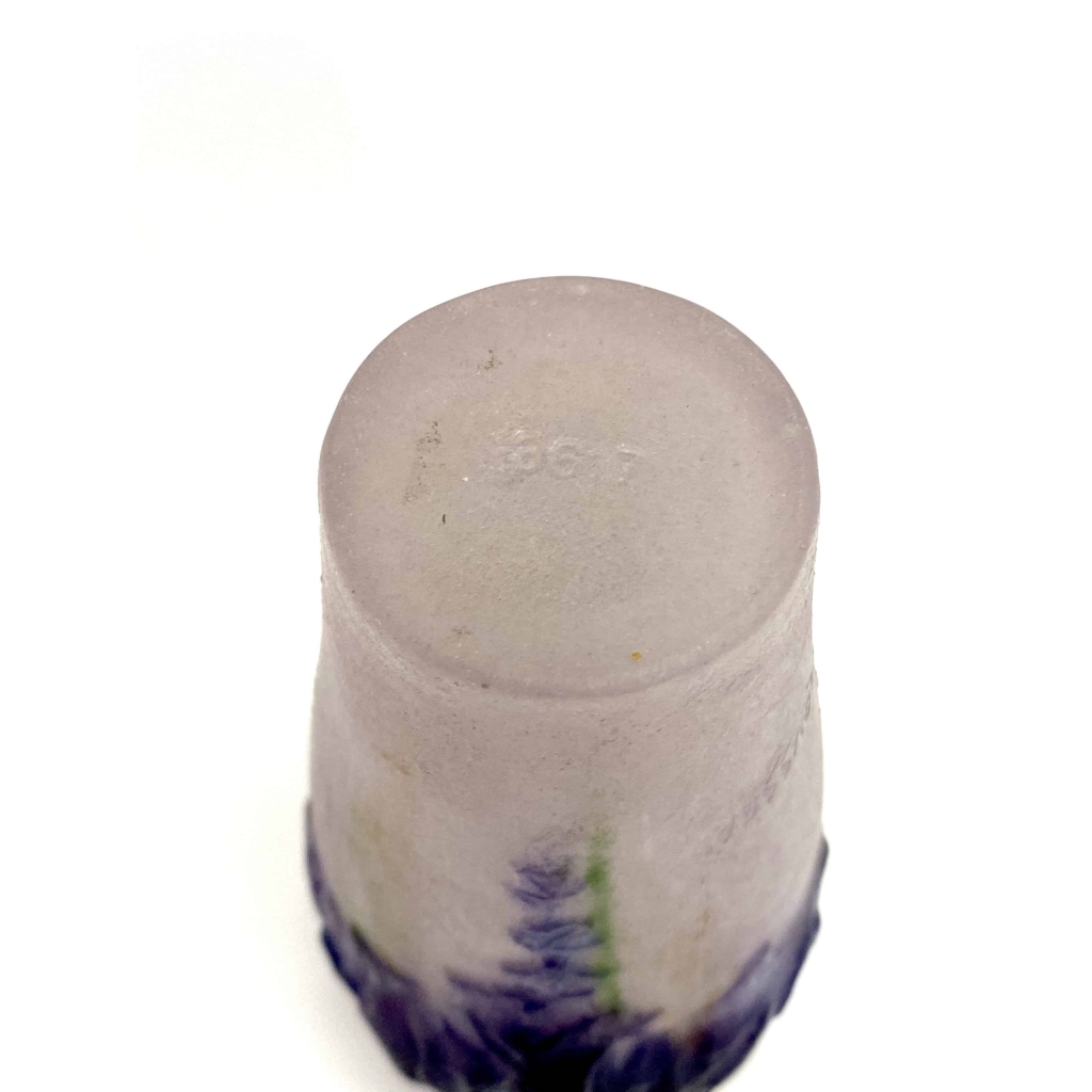 Vase « Masques » pâte de verre violette, turquoise et blanche de Gabriel ARGY-ROUSSEAU | Biron Vase "Masques" pâte de verre violette, turquoise et blanche de Gabriel ARGY-ROUSSEAU
