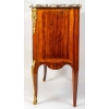 Petite commode d’époque Transition Louis XV – Louis XVI estampillée de J. Stumpff | Biron Petite commode d’époque Transition Louis XV - Louis XVI estampillée de J. Stumpff