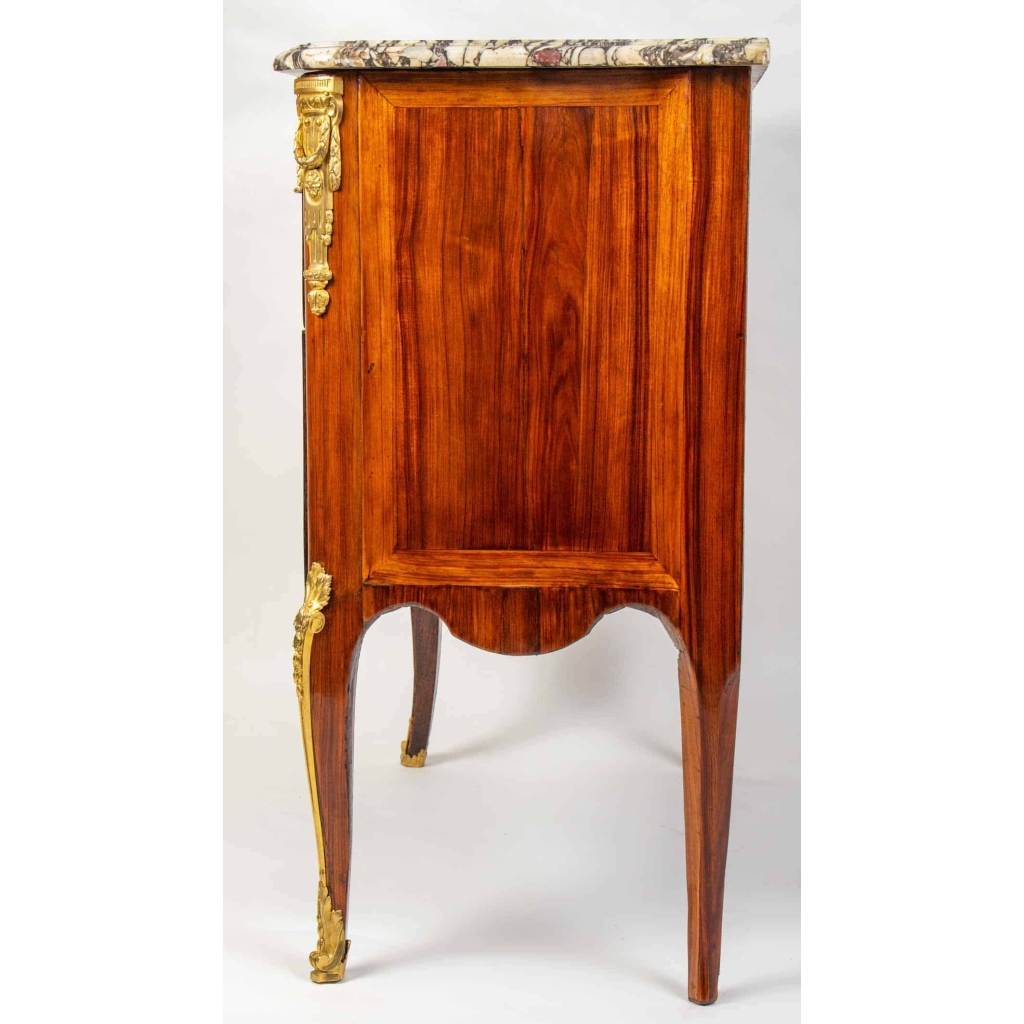 Petite commode d’époque Transition Louis XV – Louis XVI estampillée de J. Stumpff | Biron Petite commode d’époque Transition Louis XV - Louis XVI estampillée de J. Stumpff