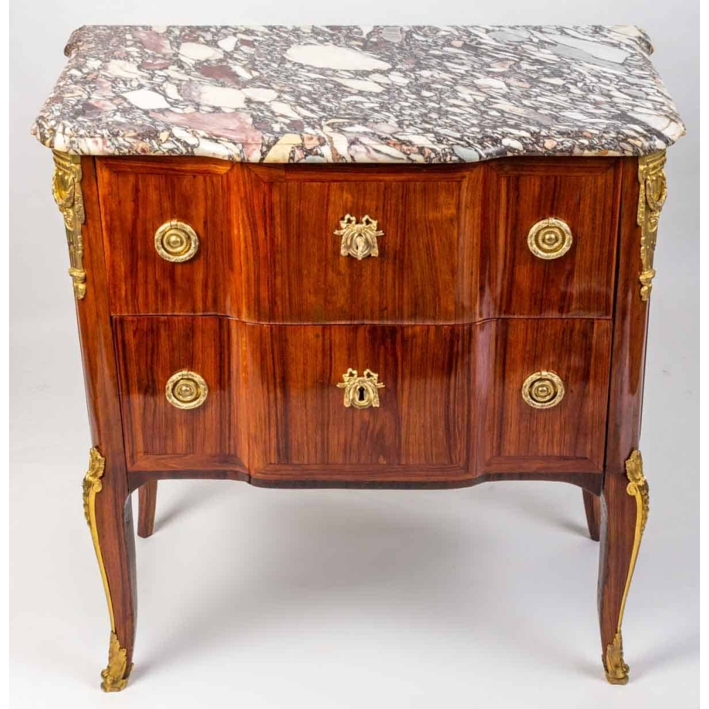 Petite commode d’époque Transition Louis XV – Louis XVI estampillée de J. Stumpff | Biron Petite commode d’époque Transition Louis XV - Louis XVI estampillée de J. Stumpff