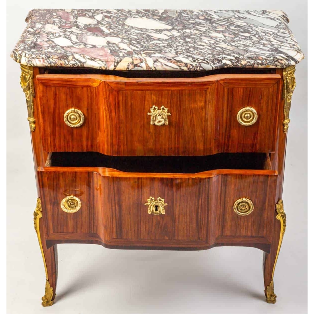 Petite commode d’époque Transition Louis XV – Louis XVI estampillée de J. Stumpff | Biron Petite commode d’époque Transition Louis XV - Louis XVI estampillée de J. Stumpff