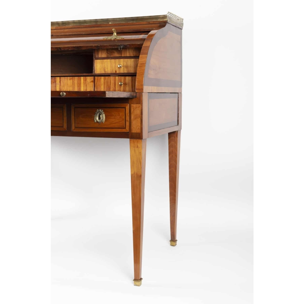 Bureau cylindre Louis XVI en bois de rose et amarante estampillé de VASSOU | Biron Bureau cylindre Louis XVI en bois de rose et amarante estampillé de VASSOU