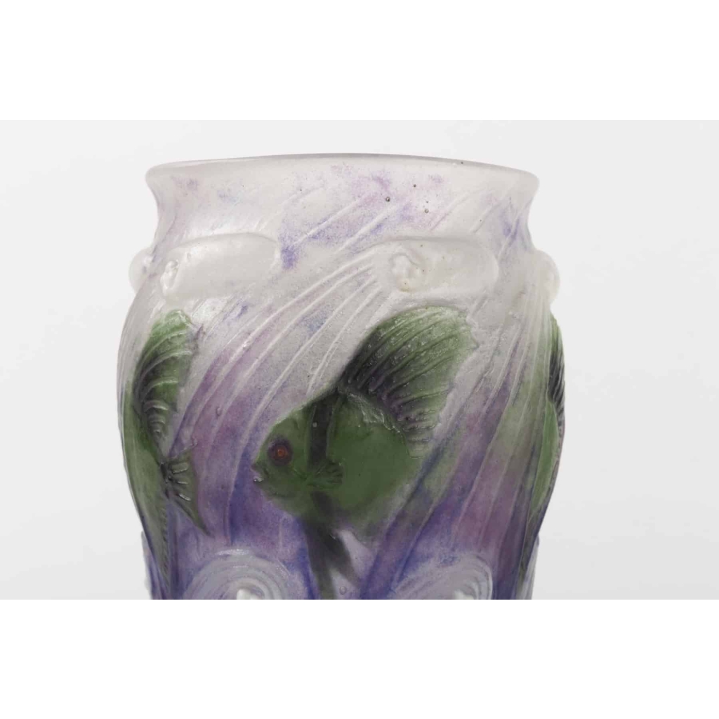 Vase « Vagues et Poissons » pâte de verre violette, verte et blanche de Gabriel ARGY-ROUSSEAU | Biron Vase "Vagues et Poissons" pâte de verre violette, verte et blanche de Gabriel ARGY-ROUSSEAU