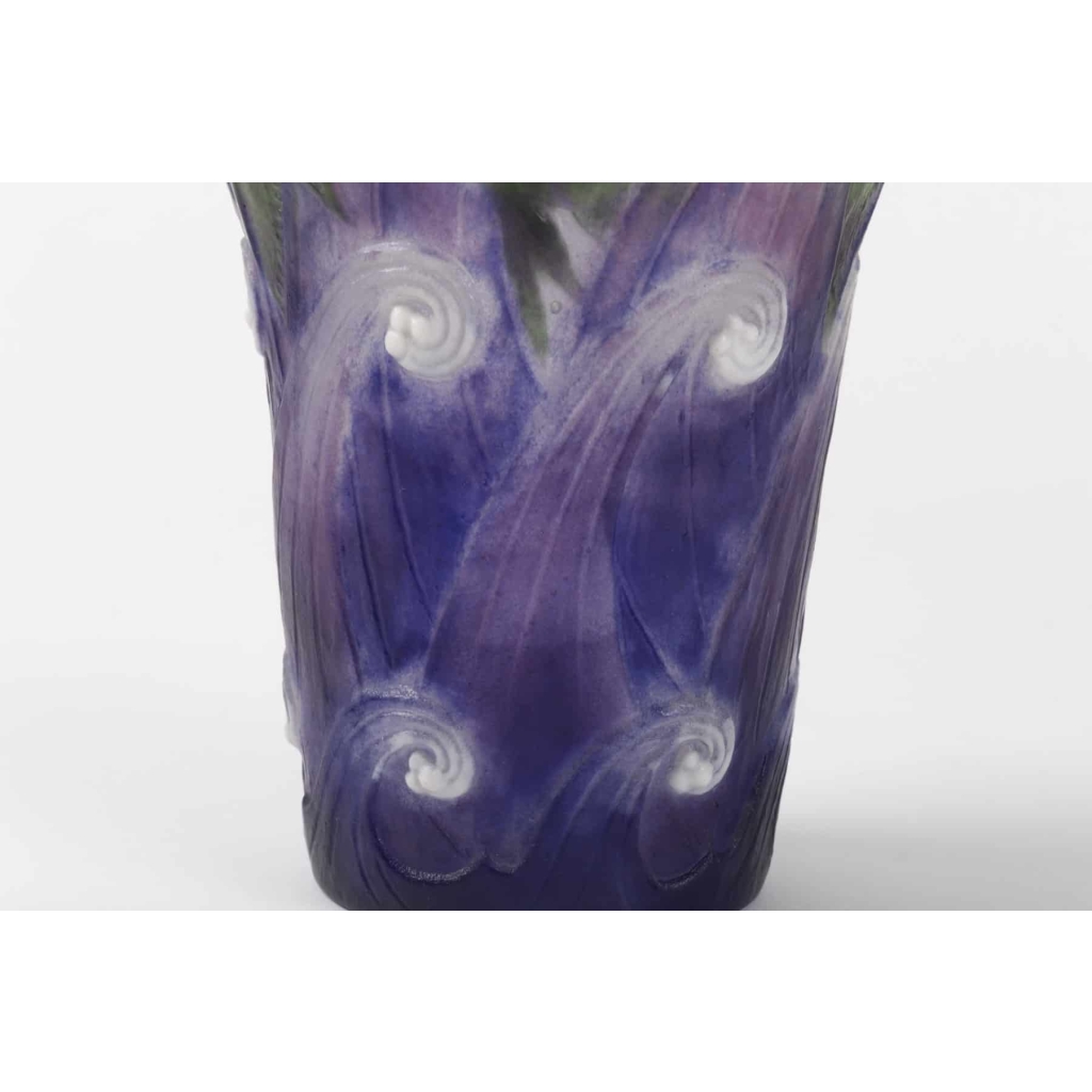 Vase « Vagues et Poissons » pâte de verre violette, verte et blanche de Gabriel ARGY-ROUSSEAU | Biron Vase "Vagues et Poissons" pâte de verre violette, verte et blanche de Gabriel ARGY-ROUSSEAU
