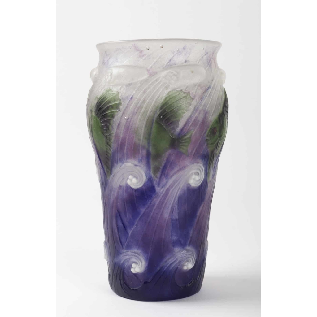 Vase « Vagues et Poissons » pâte de verre violette, verte et blanche de Gabriel ARGY-ROUSSEAU | Biron Vase "Vagues et Poissons" pâte de verre violette, verte et blanche de Gabriel ARGY-ROUSSEAU
