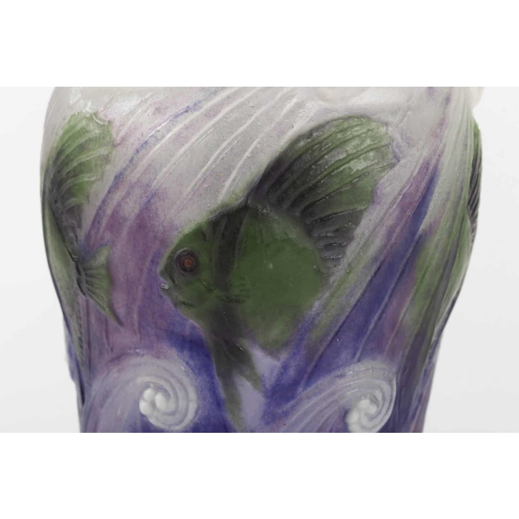 Vase « Vagues et Poissons » pâte de verre violette, verte et blanche de Gabriel ARGY-ROUSSEAU | Biron Vase "Vagues et Poissons" pâte de verre violette, verte et blanche de Gabriel ARGY-ROUSSEAU