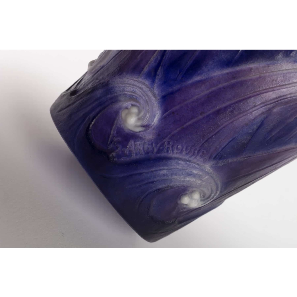 Vase « Vagues et Poissons » pâte de verre violette, verte et blanche de Gabriel ARGY-ROUSSEAU | Biron Vase "Vagues et Poissons" pâte de verre violette, verte et blanche de Gabriel ARGY-ROUSSEAU