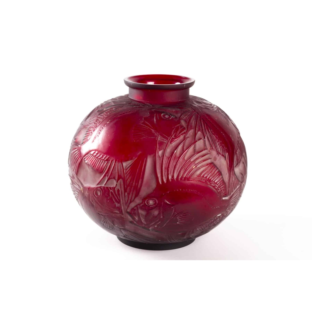 Vase « Poissons » verre rouge cerise de René LALIQUE | Biron Vase « Poissons » verre rouge cerise de René LALIQUE