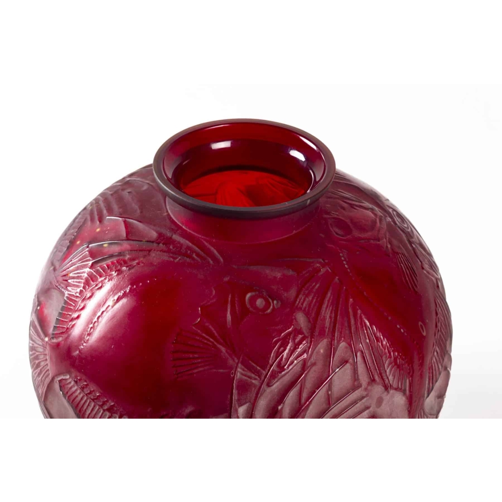 Vase « Poissons » verre rouge cerise de René LALIQUE | Biron Vase « Poissons » verre rouge cerise de René LALIQUE